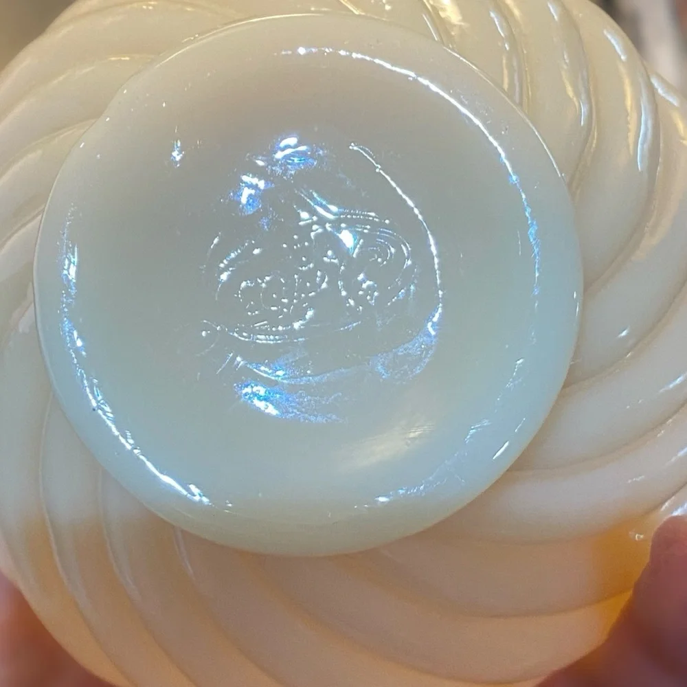 Vintage Fenton Glossy Custard Cream Swirl Glass Vase Ruffled Crimped Spiral - Picture 5 of 6